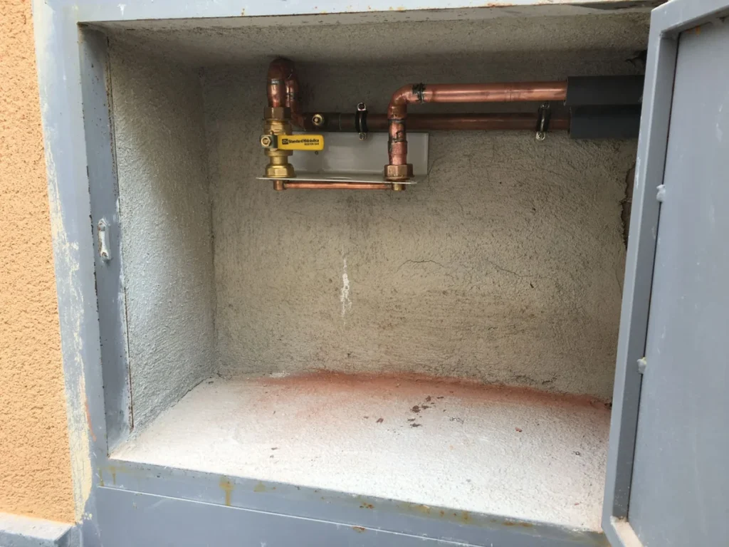 instalación de gas en armario de acometida con tubería de cobre y válvula de seguridad